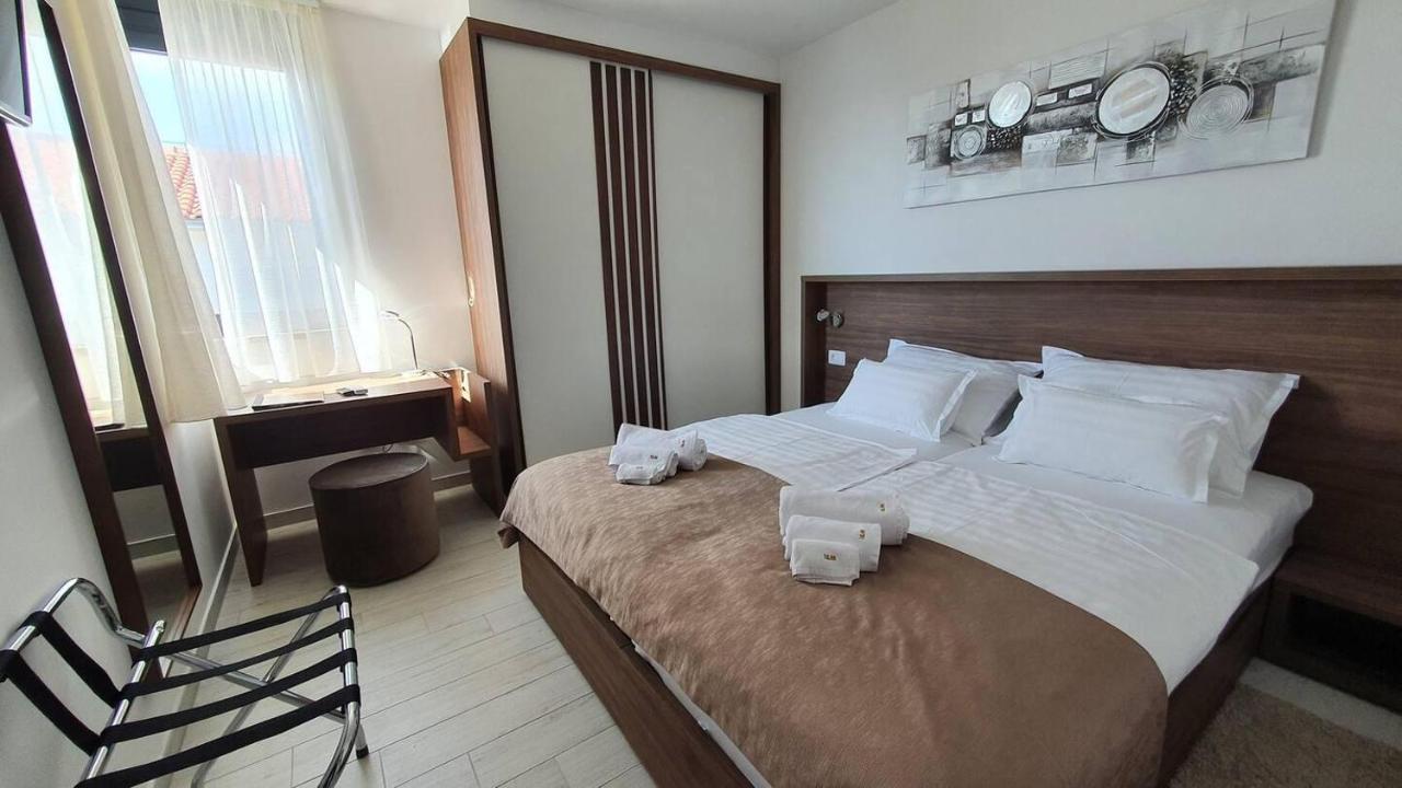 Family Friendly Apartments With A Swimming Pool Sveti Filip I Jakov, Biograd - 19325 Bagian luar foto