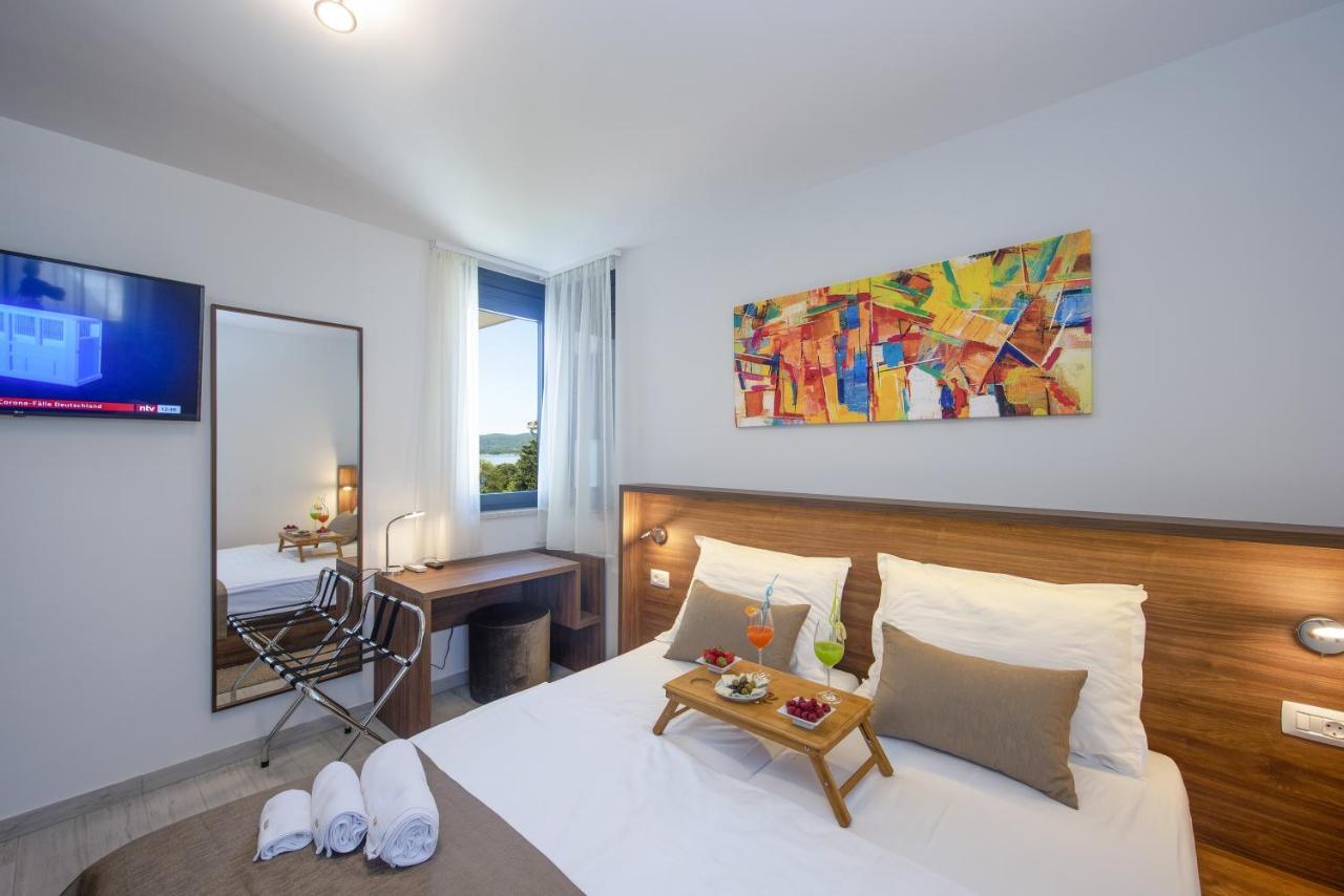 Family Friendly Apartments With A Swimming Pool Sveti Filip I Jakov, Biograd - 19325 Bagian luar foto
